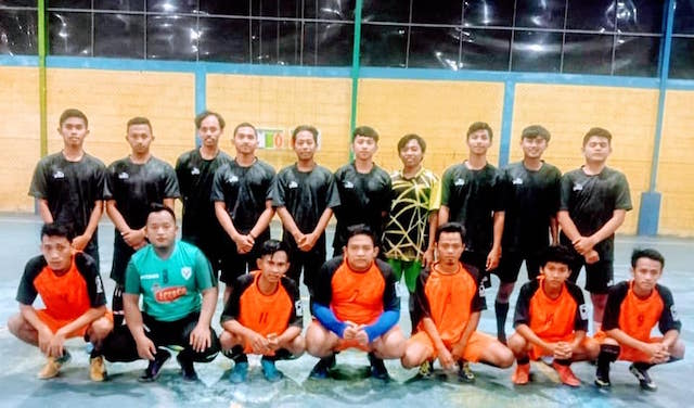 Bacabup Hendy Siswanto Bermain Futsal dengan Milenial Jember